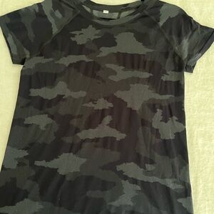 Athleta Seamless Camo tee - Black and Gray